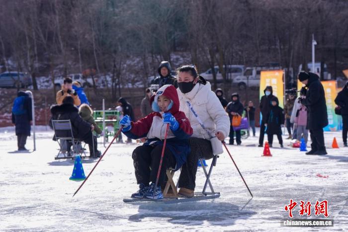 冬奥精神薪火传递 北京延庆玉渡山青少年冰上体