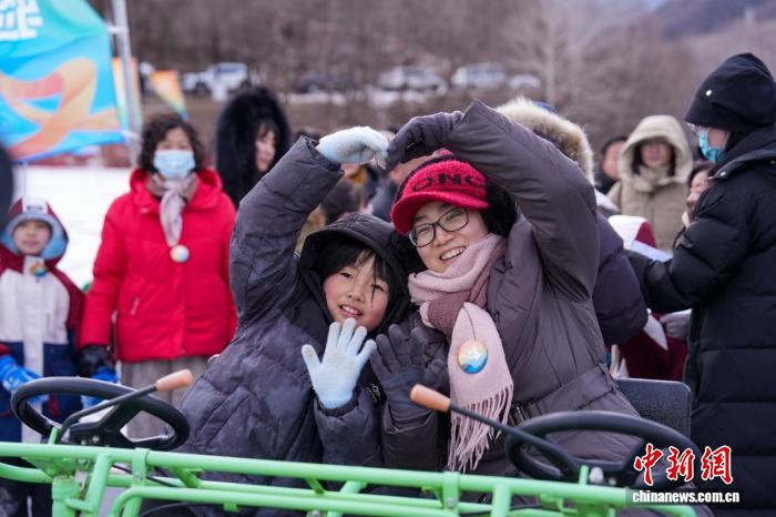 冬奥精神薪火传递 北京延庆玉渡山青少年冰上体