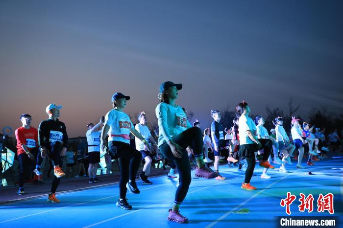 山东全民健身氛围日益浓厚:体育夜市点亮城市