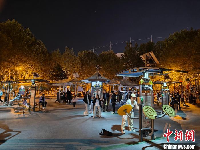 山东全民健身氛围日益浓厚:体育夜市点亮城市