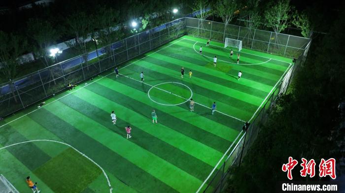 山东全民健身氛围日益浓厚:体育夜市点亮城市