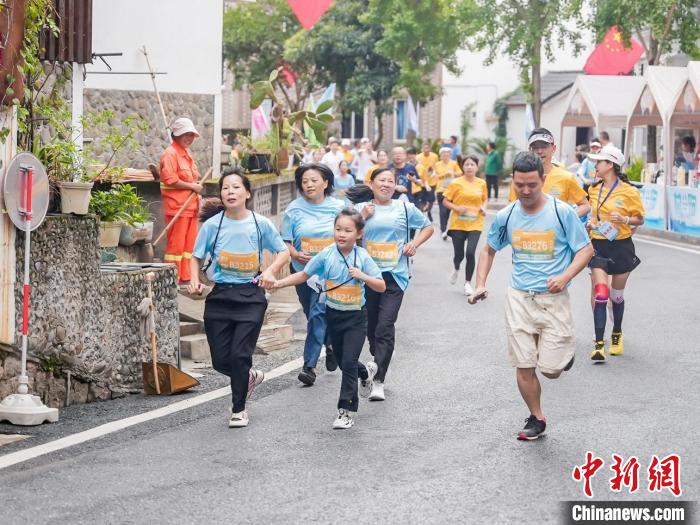 浙江千村竞技万马奔腾首站下姜村开跑
