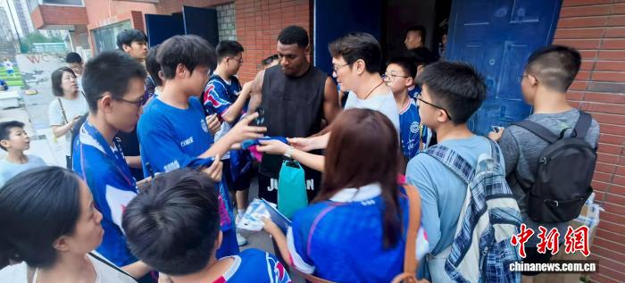 胡靖苏醒让冈萨雷斯深感：场上的救护比比赛更