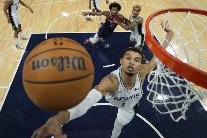 文班亚马全票当选历史首位最佳防守球员 22岁法